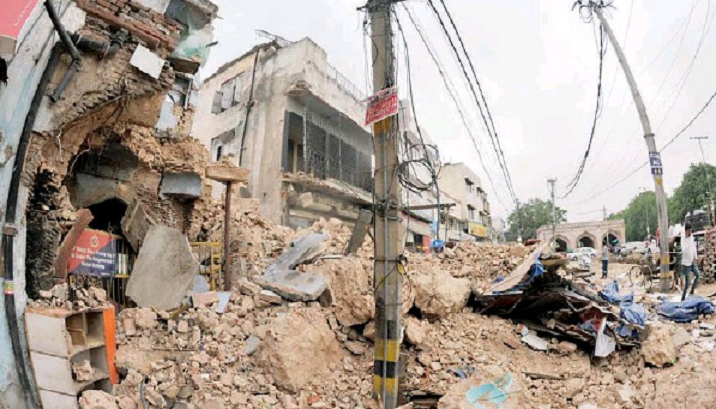 Mughal gateway collapses in North Delhi Mughal gateway collapses in North Delhi