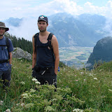 Vue sur les Alpes vaudoises – au fond de la plaine du Rhône, le village de Roche – à gauche de la chaîne montagneuse, les Rochers-de-Nays