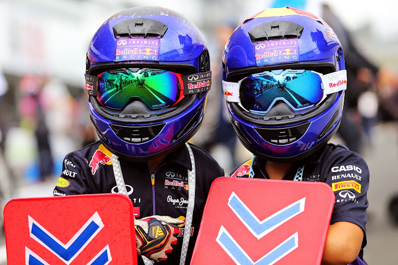 болельщики Red Bull в огромных шлемах на Гран-при Японии 2014