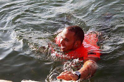 Льюис Хэмилтон купается в канале Монреаля после победы на Гран-при Канады 2012