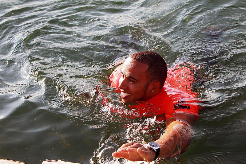 Льюис Хэмилтон купается в канале Монреаля после победы на Гран-при Канады 2012