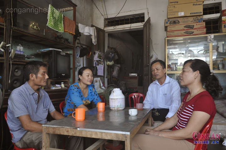 Các ban, ngành, đoàn thể đến động viên anh Nguyễn Cảnh Thông  (ngoài cùng bên trái) vượt qua lầm lỗi vươn lên trở thành công dân có ích  cho cộng đồng