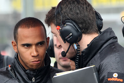 Льюис Хэмилтон разговаривает с механиком на Гран-при Венгрии 2011