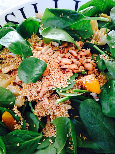 Chinese chicken salad, bow tie pasta, spinach, grilled chicken, toasted sesame seeds, www.thestylesisters.blogspot.com