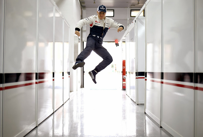 прыжок Вальтери Боттаса в гараже Williams на Гран-при Кореи 2013
