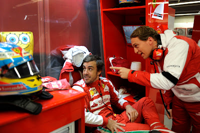 Фернандо Алонсо и Спанч Боб в гараже Ferrari на Гран-при Канады 2013