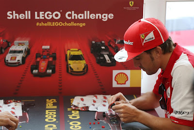 Фернандо Алонсо собирает лего Ferrari на Гран-при Венгрии 2013