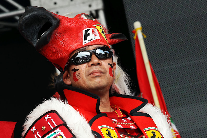 болельщики Ferrari в нарядах воинов на Гран-при Японии 2012