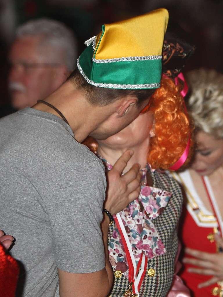 Михаэль Шумахер и Коринна Шумахер целуются на карнавальной вечеринке в Кельне