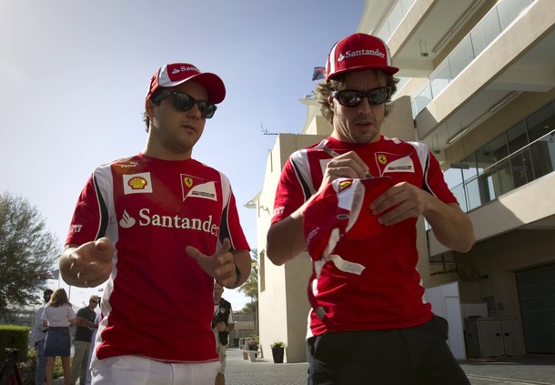 Фелипе Масса и Фернандо Алонсо ставит автограф на кепке на Гран-при Абу-Даби 2011