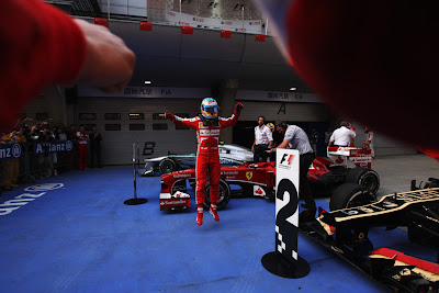 Фернандо Алонсо парит в воздухе после победы за Ferrari на Гран-при Китая 2013