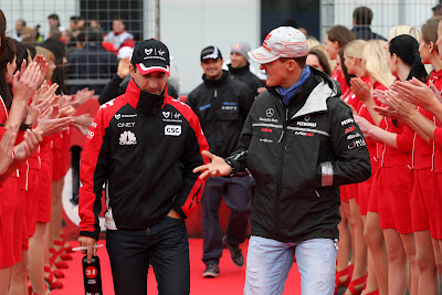 Тимо Глок и Михаэль Шумахер на параде пилотов Нюрбургринга на Гран-при Германии 2011