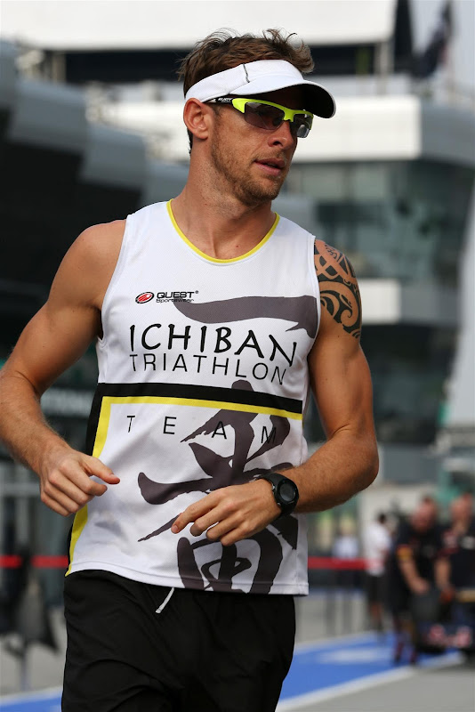 Дженсон Баттон с татуировкой на левом плече и футболкой Ichiban Triathlon Team на Гран-при Малайзии 2013