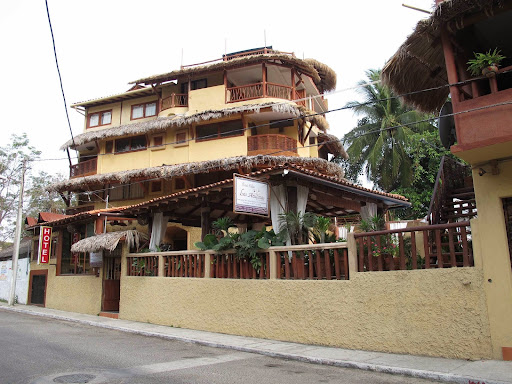 Hotel Villas Las Azucenas, Calle 1, Manzana 03, Lote 11 – D, Colonia La Ropa, 40895 Zihuatanejo, Gro., México, Hotel en la playa | GRO