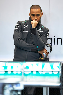Льюис Хэмилтон разглядывает заднюю часть болида Mercedes на предсезонных тестах в Хересе 5 февраля 2013