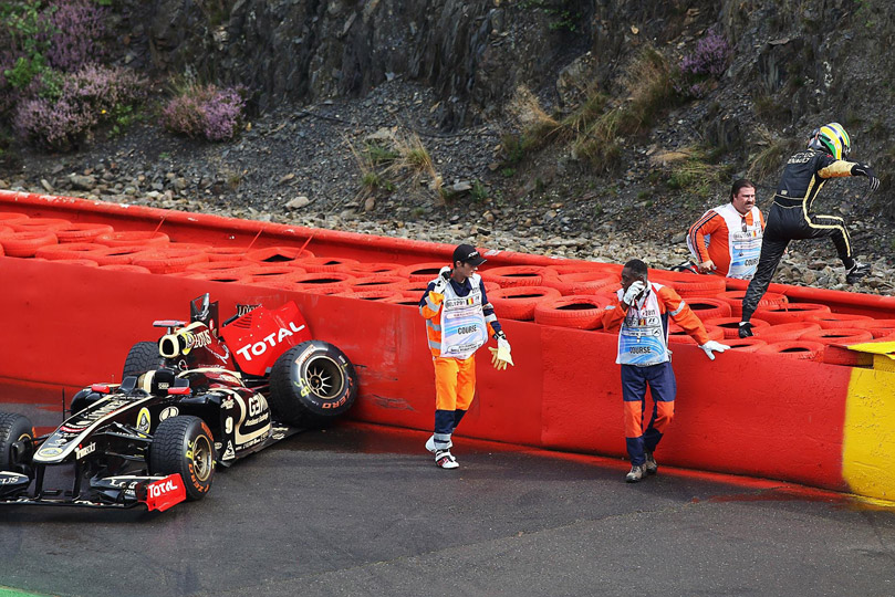 прыжок Бруно Сенны на ограждениях из покрышек после вылета на болиде Lotus Renault во время свободных заездов на Гран-при Бельгии 2011