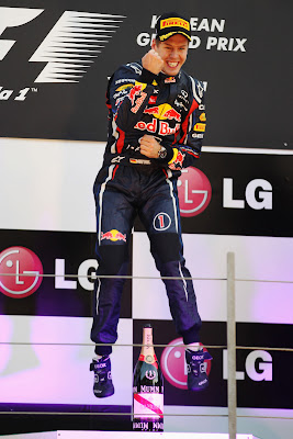 гламурный прыжок Себастьяна Феттеля на подиуме Йонама после победы на Гран-при Кореи 2011