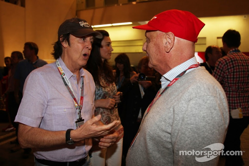 Пол Маккартни разговаривает с Ники Лаудой на Гран-при Абу-Даби 2011