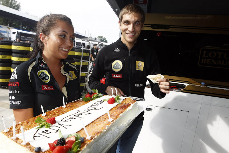 Виталий Петров с сотрудницей команды и тортом на Гран-при Италии 2011