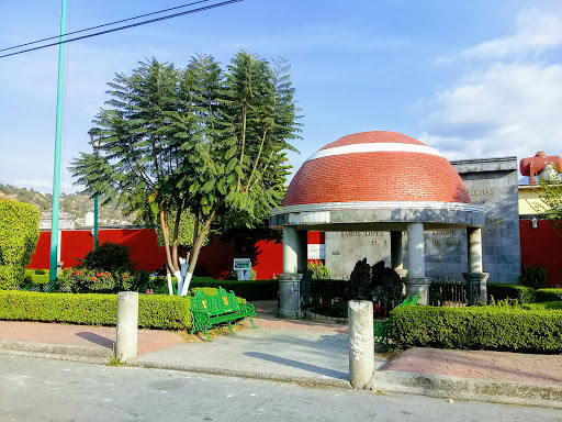 Jardín de La Mora del Cañonazo, 61505, Mora del Cañonazo Norte 40A, Moctezuma, Zitácuaro, Mich., México, Parque | MICH