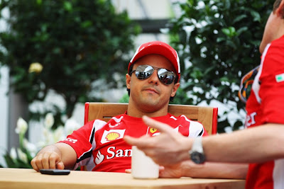 Фелипе Масса слушает Роба Смедли на Гран-при Канады 2011