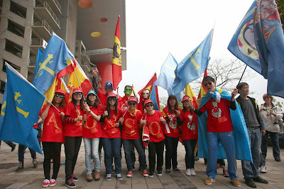 болельщики Фернандо Алонсо в красных футболках Joker Family и с флагами на Гран-при Китая 2014