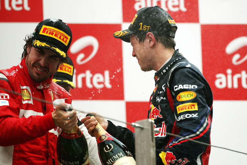 Фернандо Алонсо и Себастьян Феттель с шампанским на подиуме Гран-при Индии 2011