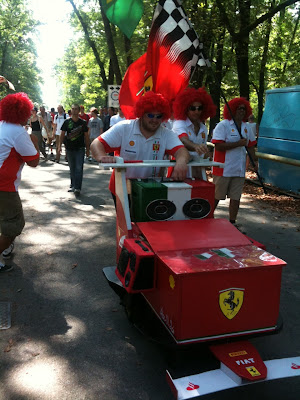 болельщики Ferrari с ферраримобилем на Гран-при Италии 2011 в Монце