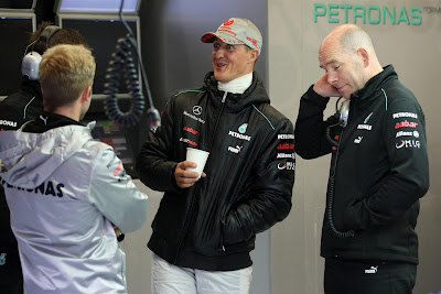 удивленный Михаэль Шумахер с механиками на Гран-при Бельгии 2012