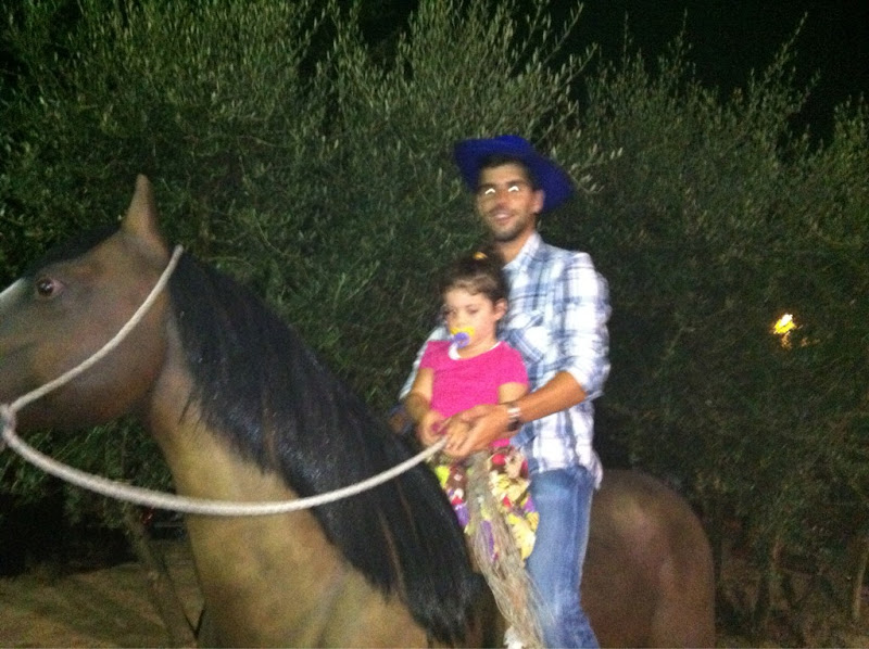 Хайме Альгерсуари на лошади с девочкой