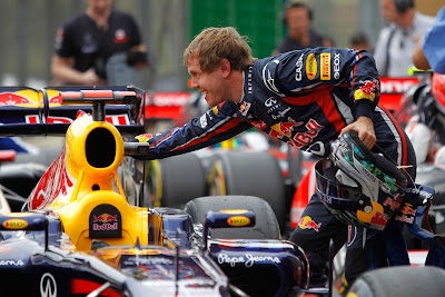Себастьян Феттель гладит свой Red Bull после квалификации на Гран-при Бразилии 2011