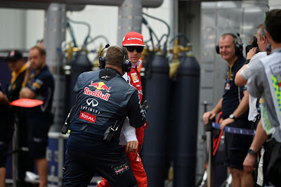 механик Red Bull Найджел Хоуп спасает Кими Райкконена на пит-лэйне Гран-при Монако 2014