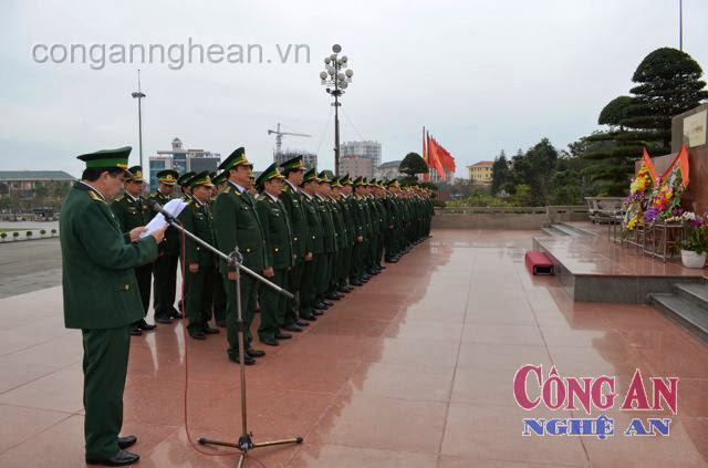 Đại tá Đinh Ngọc Văn - Chỉ huy trưởng BĐBP tỉnh thay mặt tập thể lãnh đạo, cán bộ chiến sỹ báo công với Bác
