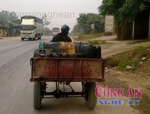 Xe thu gom dầu thải  tại thị xã Hoàng Mai