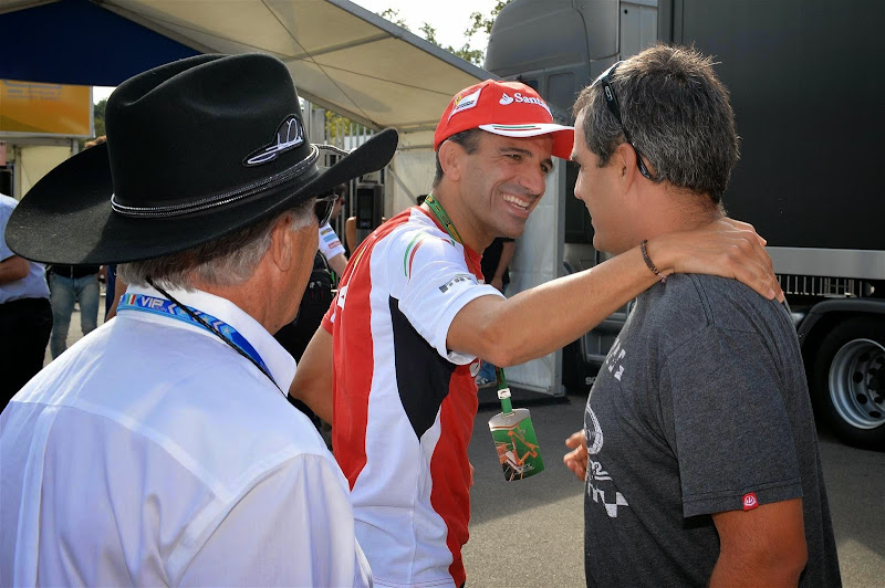 Марк Жене приветствует Хуана Пабло Монтойю в паддоке Монцы на Гран-при Италии 2014