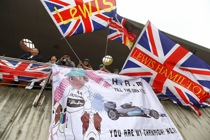 баннер в поддержку Льюиса Хэмилтона от болельщиков на Гран-при Китая 2014