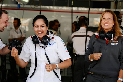 Мониша Кальтенборн смеется в боксах Sauber на Гран-при Кореи 2013