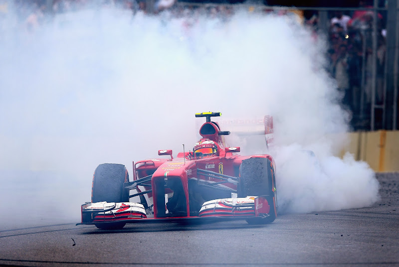 Фелипе Масса крутит пончики на Ferrari после финиша гонки на Гран-при Бразилии 2013