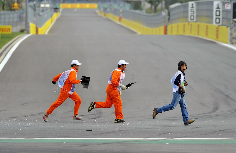 маршалы Йонама убирают обломки на Гран-при Кореи 2013