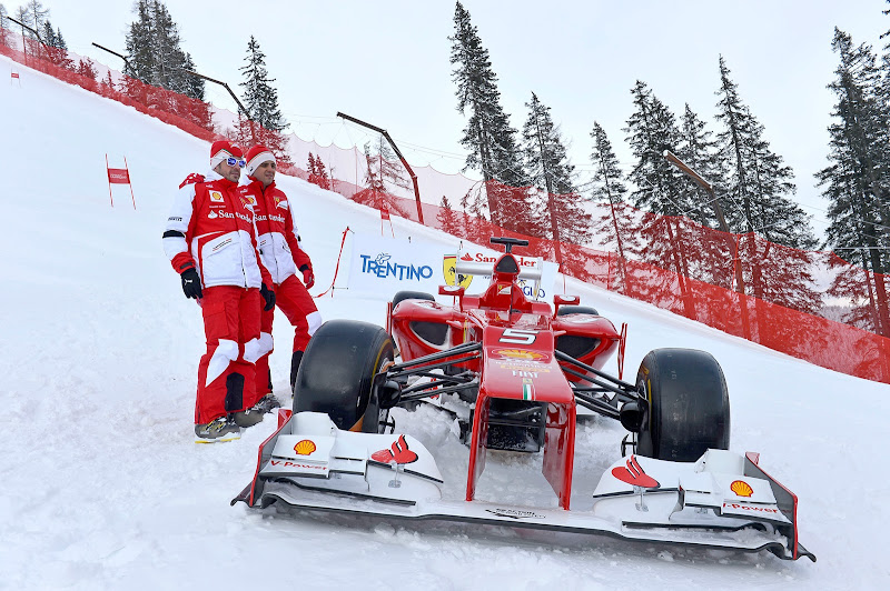 Фернандо Алонсо и Фелипе Масса рядом с болидом Ferrari на снежных склонах на Wrooom 2013