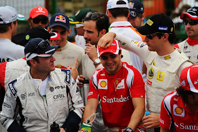 Бруно Сенна кладет свою руку на голову Фелипе Массы во время парада пилотов на Гран-при Бразилии 2011