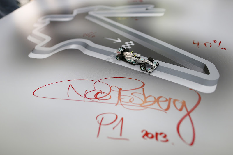 автограф Нико Росберга на схеме трассы Йонам на Гран-при Кореи 2012