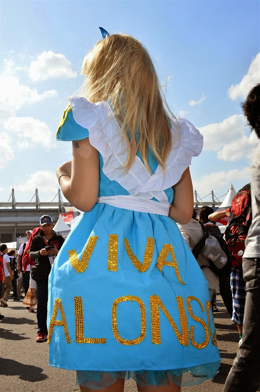 Viva Alonso - болельщица Фернандо Алонсо в голубом платье на Гран-при Японии 2013