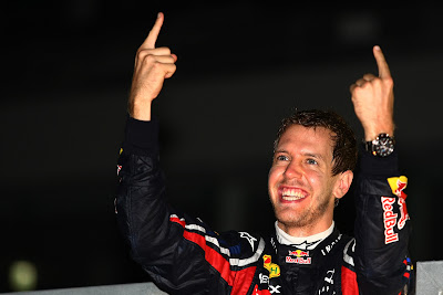 Себастьян Феттель показывает два пальца на Гран-при Японии 2011