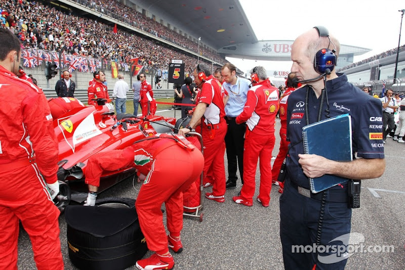 Эдриан Ньюи наблюдает за машиной Ferrari на стартовом поле Гран-при Китая 2012