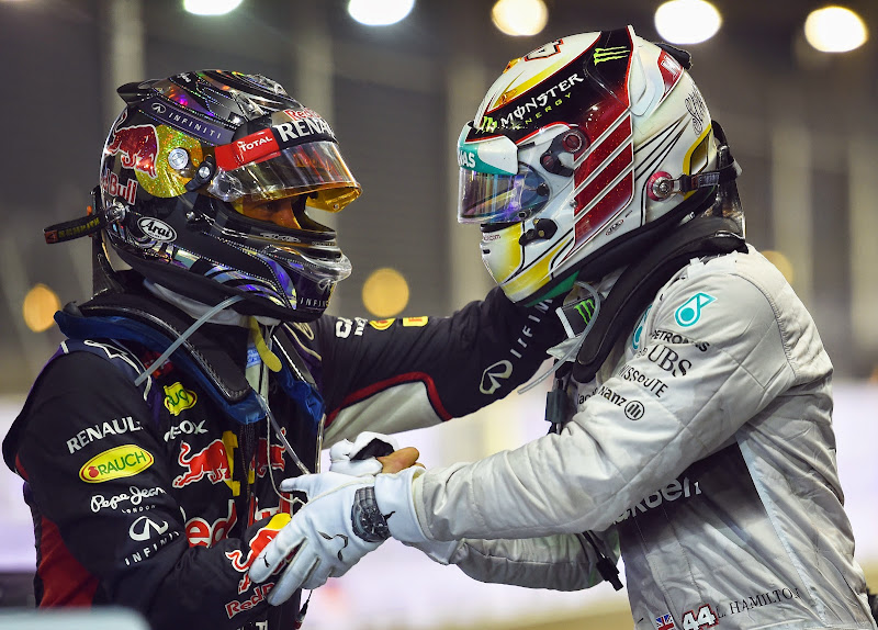 Себастьян Феттель и Льюис Хэмилтон поздравляют друг друга после финиша на Гран-при Сингапура 2014