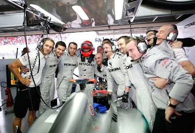 Михаэль Шумахер и механики Mercedes на Гран-при Бразилии 2012
