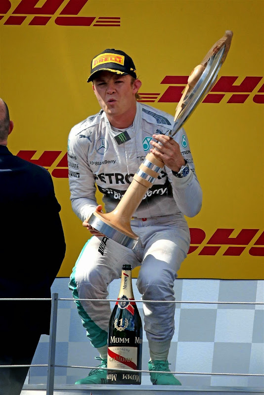 надрывающийся Нико Росберг с победным кубком на подиуме Гран-при Австрии 2014