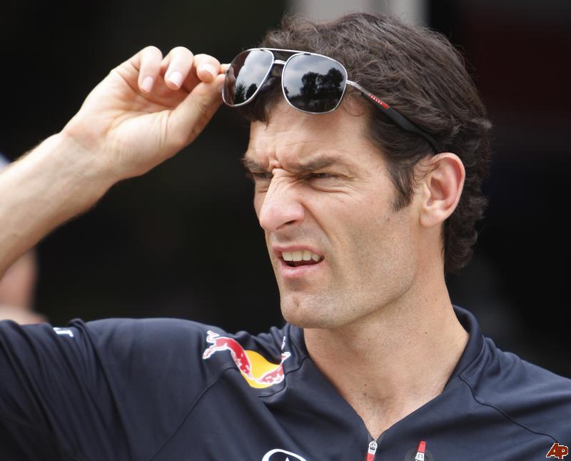 щурящийся Марк Уэббер снимает очки на Гран-при Малайзии 2012