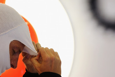 Дженсон Баттон готовится к пилотированию на Гран-при Венгрии 2011